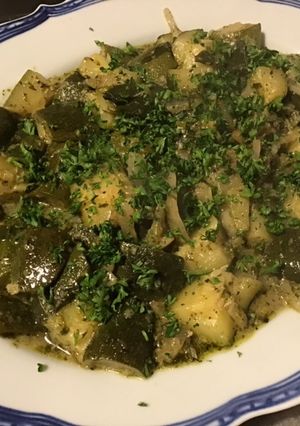Une photo de Courgettes en sauce verte, vin blanc et ail des ours
