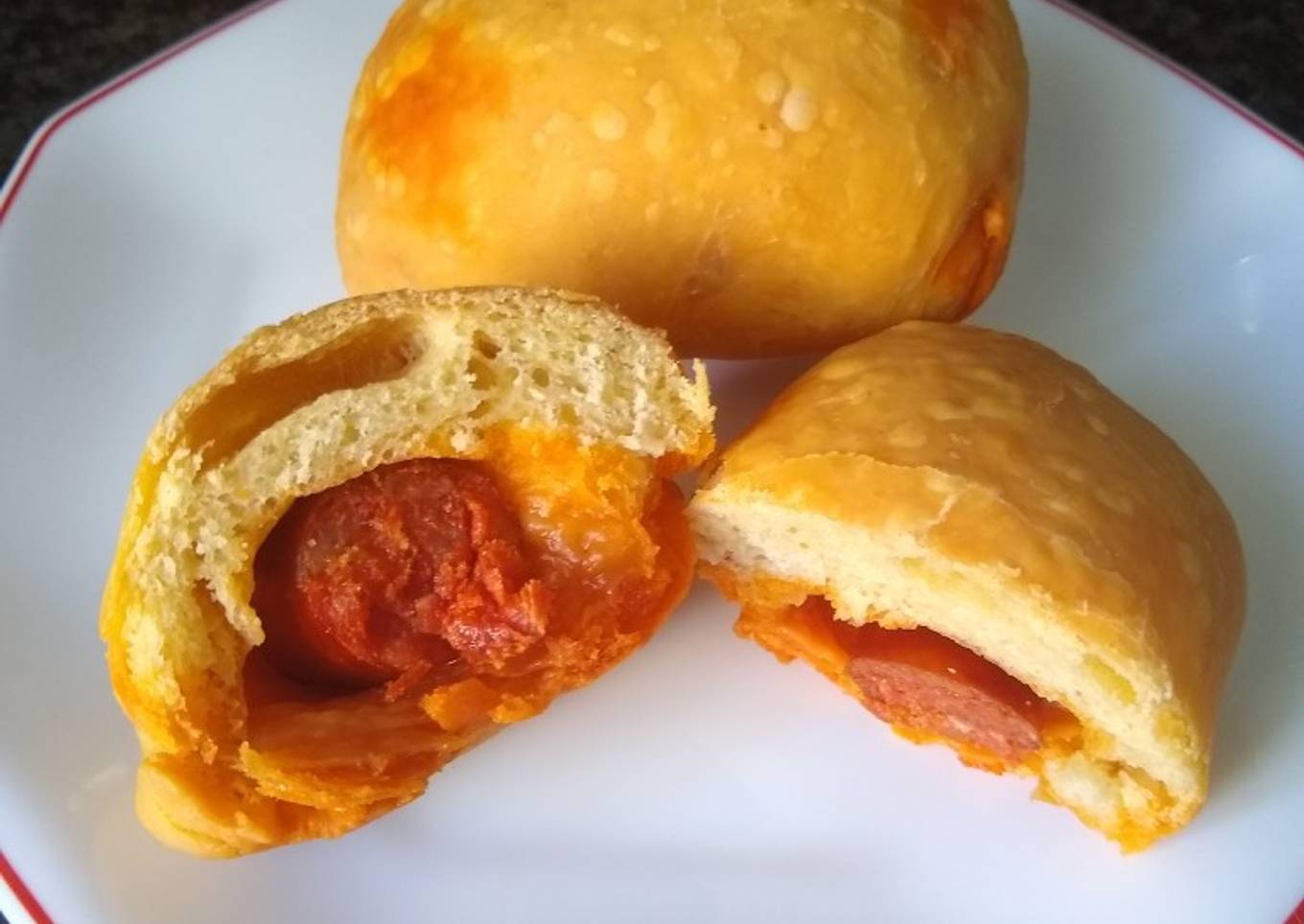 Bollu preñau (bollo relleno de chorizo)