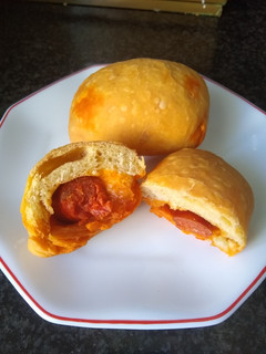 Una foto de Bollu preñau (bollo relleno de chorizo)