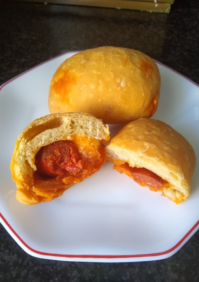 Una foto de Bollu preñau (bollo relleno de chorizo)