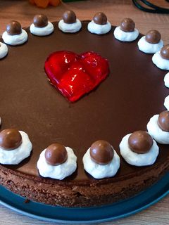 Csokoládés eperlekváros sajttorta (sütés nélkül) recept fotója