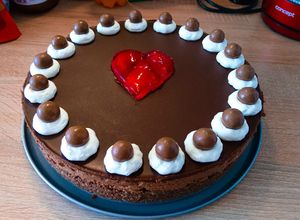 Csokoládés eperlekváros sajttorta (sütés nélkül) recept fotója