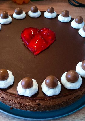 Csokoládés eperlekváros sajttorta (sütés nélkül) recept fotója