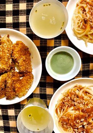 Hình của món Đổi gió với mì spagheti ăn kèm với cánh gà chiên xù.