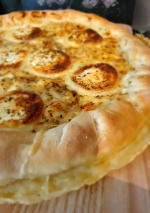 Une photo de Pizza 3 fromages et pâte cheesy crust