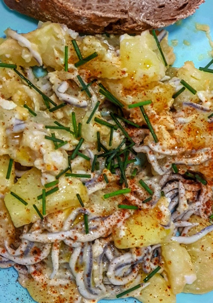Una foto de Huevos rotos con gulas