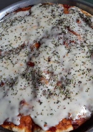 Una foto de Pizza casera con queso fresco