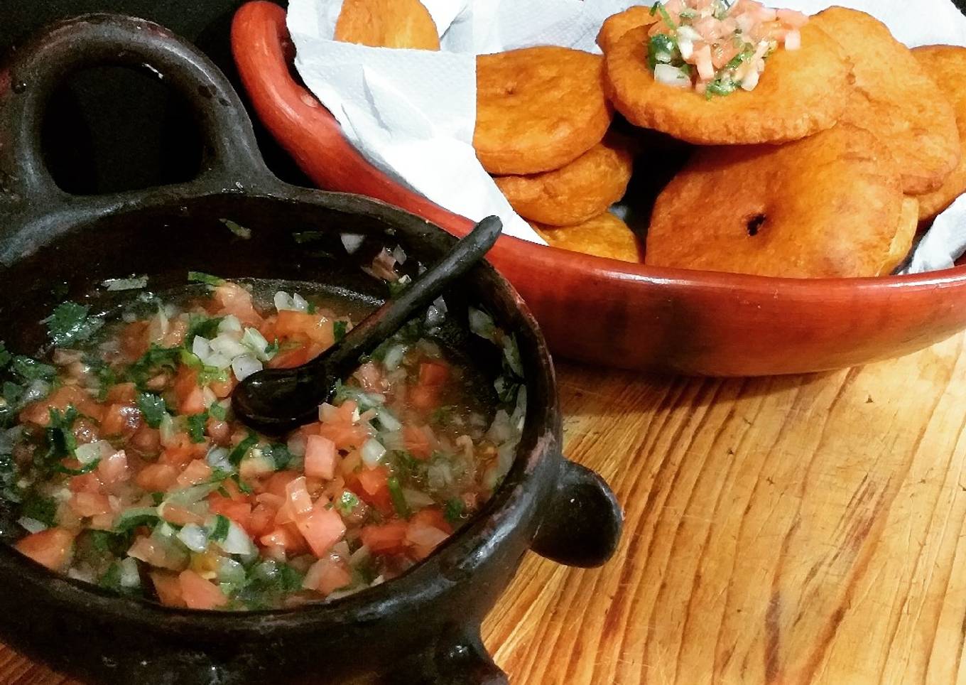 Sopaipillas con polvo de hornear y pebre