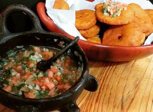 Una foto de Sopaipillas con polvo de hornear y pebre