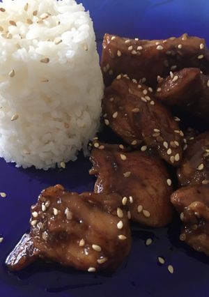 Una foto de Pollo teriyaki con arroz basmati