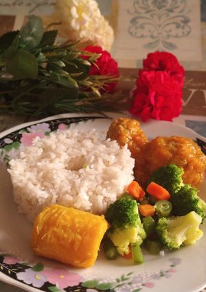 Una foto de Albóndigas de cerdo en salsa y ensalada de brócoli
