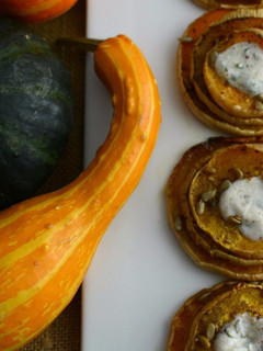 Una foto de Calabaza al horno con salsa de yogur especiada
