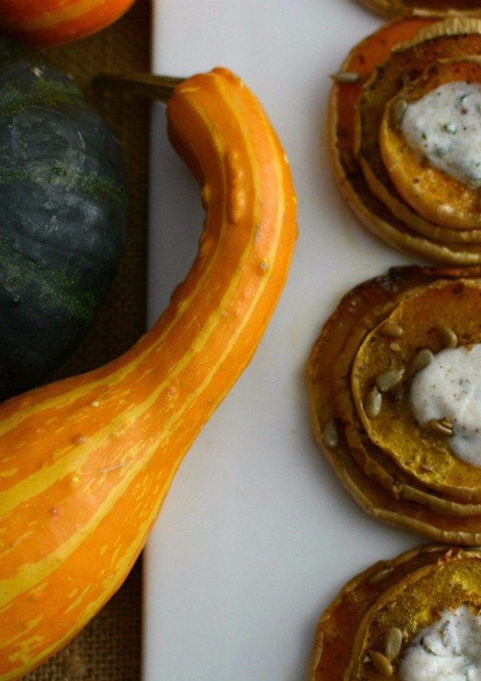 Una foto de Calabaza al horno con salsa de yogur especiada