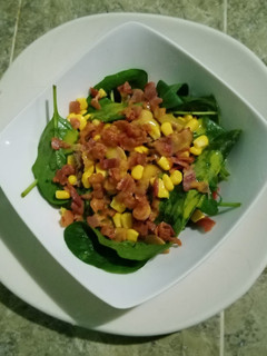 Una foto de Ensalada de espinacas y tocino