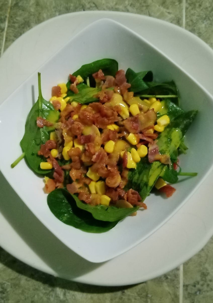 Una foto de Ensalada de espinacas y tocino