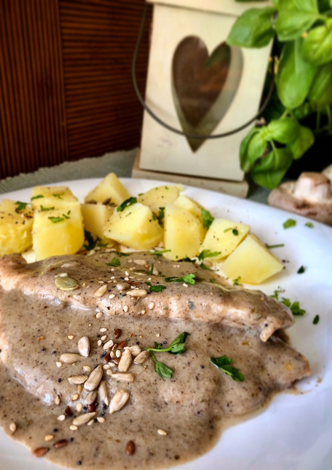 Una foto de Pechuga de pollo en salsa súper ligera de setas, champiñones y queso en crema