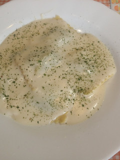 Una foto de Pasta fresca al huevo rellena de Ricota y Espinacas con salsa de queso