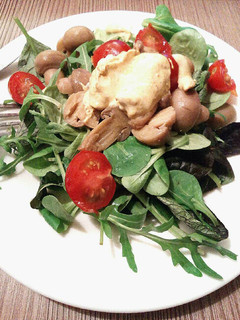 Una foto de Ensalada con salsa de curry