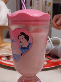 Una foto de Batido de fresa y galleta Tostarica