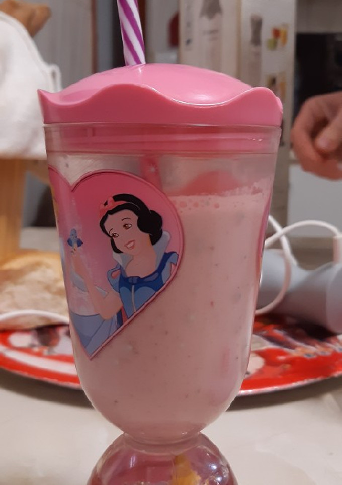Una foto de Batido de fresa y galleta Tostarica