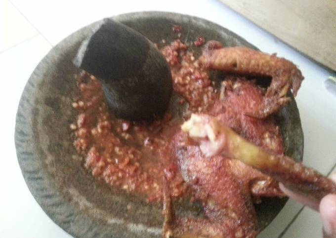 Ayam goreng empuk sambel terasi sederhana mantab.