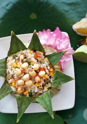 Hình của món Cơm hấp lá sen chay.