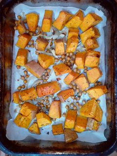 Fűszeres sült sütőtök és csicseriborsó recept fotója
