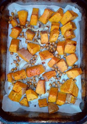 Fűszeres sült sütőtök és csicseriborsó recept fotója