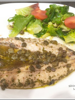 Una foto de Caballa al horno con alcaparras
