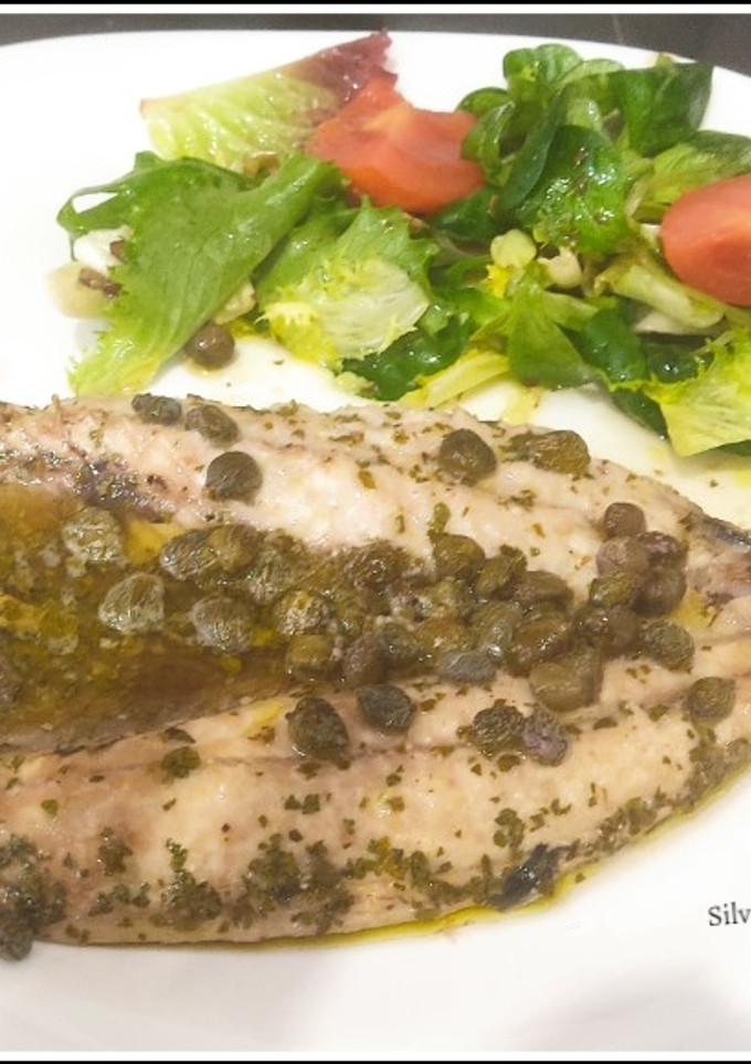 Una foto de Caballa al horno con alcaparras