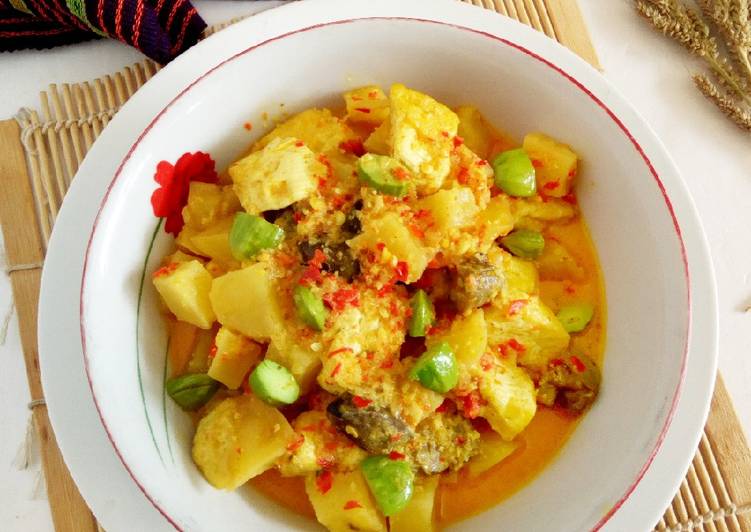 Bumbu Menyiapkan Sambel Godog dengan Jeroan Ayam, Bikin Ngiler