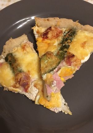Gluténmentes pizza mustáros-tejfölös alappal recept fotója