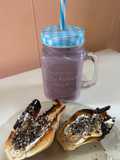 Smoothie de frutillas, banana y arándanos