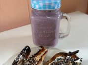 Una foto de smoothies de arándano