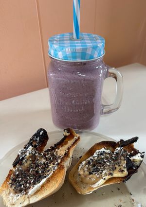 Una foto de Smoothie de frutillas, banana y arándanos