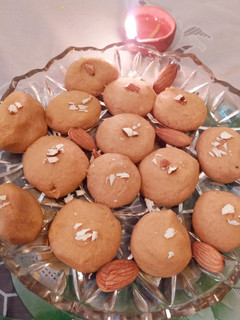 बेसन आलमंड बर्फी(Besan almond Barfi recipe in Hindi) रेसिपी मुख्य फोटो