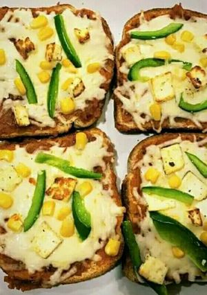 A picture of Paneer cheese pizza.