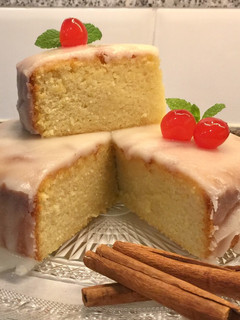 Una foto de Pastel de almendras con glasé perfumado al ron