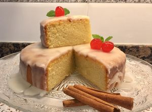 Foto principal de Pastel de almendras con glasé perfumado al ron