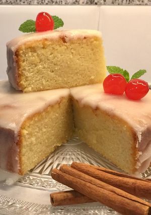 Una foto de Pastel de almendras con glasé perfumado al ron