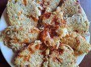Una foto de croquetas de fideo