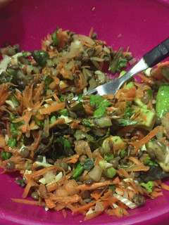Una foto de Ensalada dé lentejas, zanahoria palta y tomate 🍅 🥑 🥕