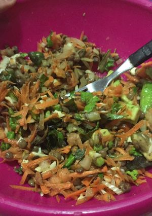 Una foto de Ensalada dé lentejas, zanahoria palta y tomate 🍅 🥑 🥕