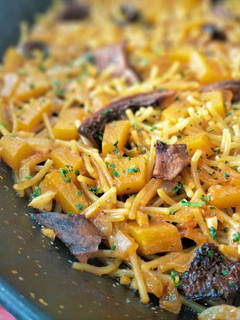 Una foto de Fideos con seta senderuela y calabaza