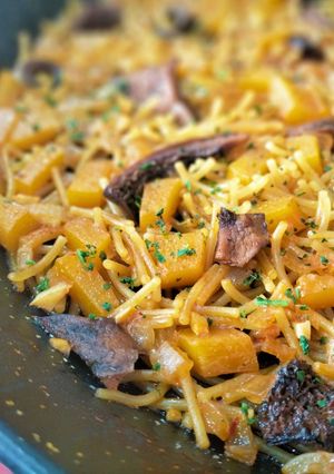Una foto de Fideos con seta senderuela y calabaza