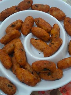 आलू और ब्रेड के कटलेट(aloo aur bread ke cutlet recipe in hindi) रेसिपी मुख्य फोटो