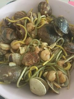 Una foto de Pasta con gambas y almejas 🦐