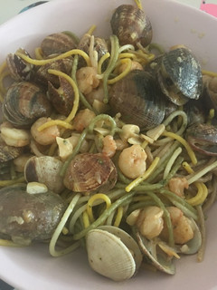 Una foto de Pasta con gambas y almejas 🦐