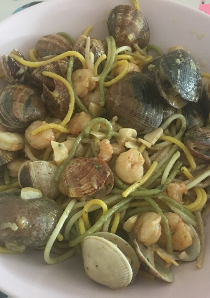 Una foto de Pasta con gambas y almejas 🦐
