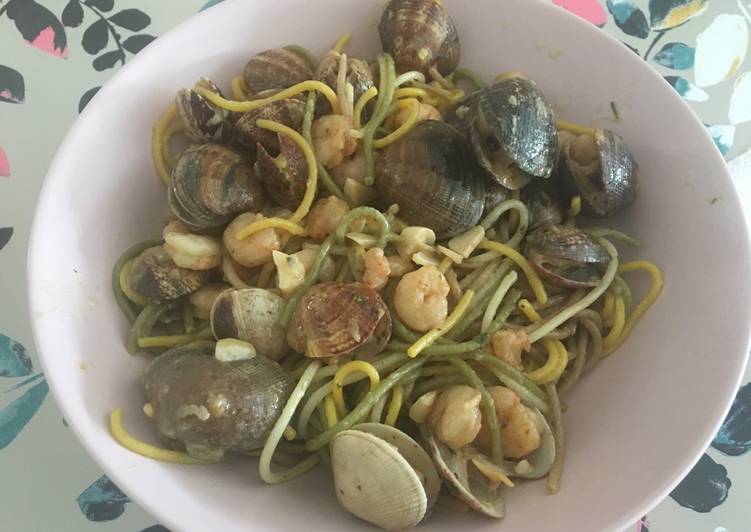 Pasta con gambas y almejas 🦐